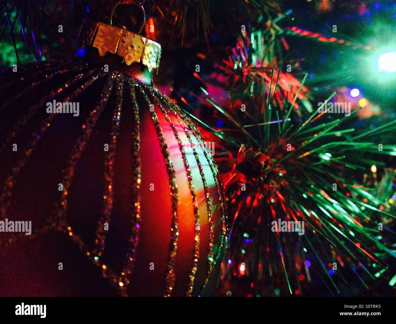 Weihnachtsbaumkugeln an einem Baum hängen Stockfoto