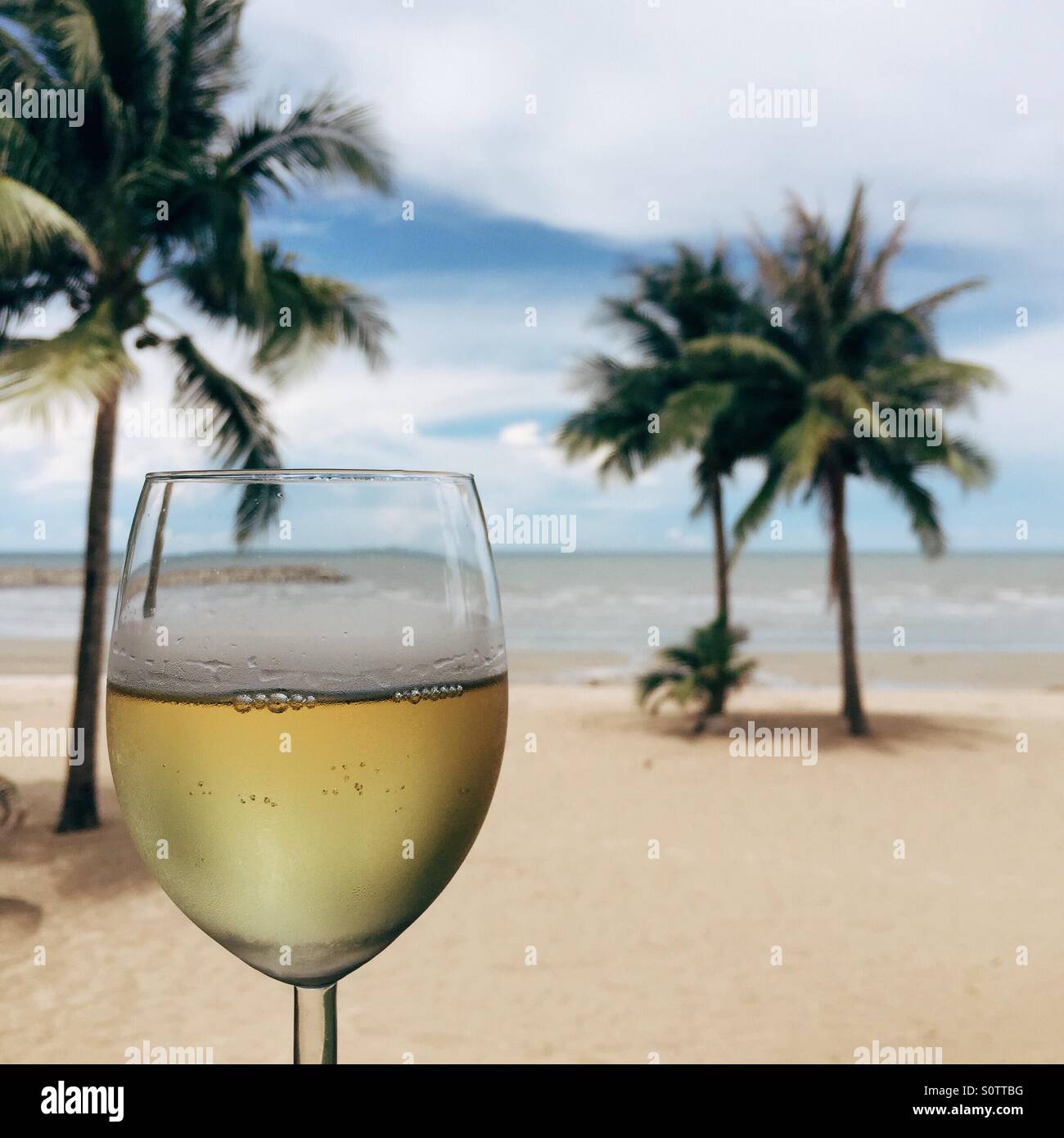 Vorderansicht der Strand mit einem Glas Weißwein Stockfoto