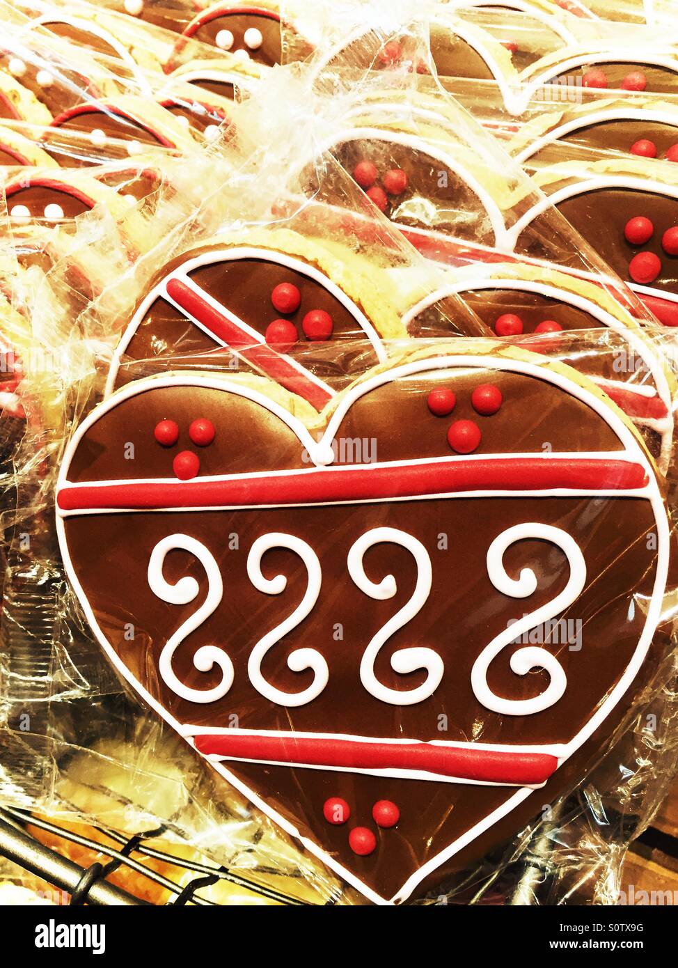 Herzförmigen Valentinstag Cookies in einer Bäckerei-Anzeige - Smartphone-aufgenommenes Stockfoto