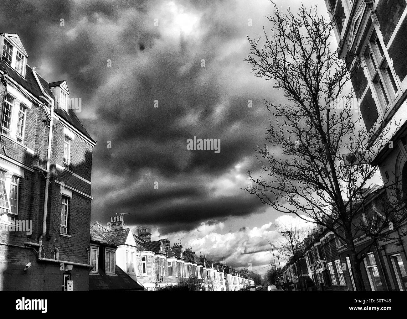 Dramatische und stürmischen urban Winterhimmel Stockfoto