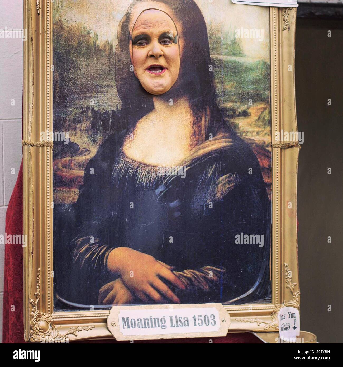 Mann in lustige "Moaning Lisa" Kostüm - Smartphone-aufgenommenes Stockfoto