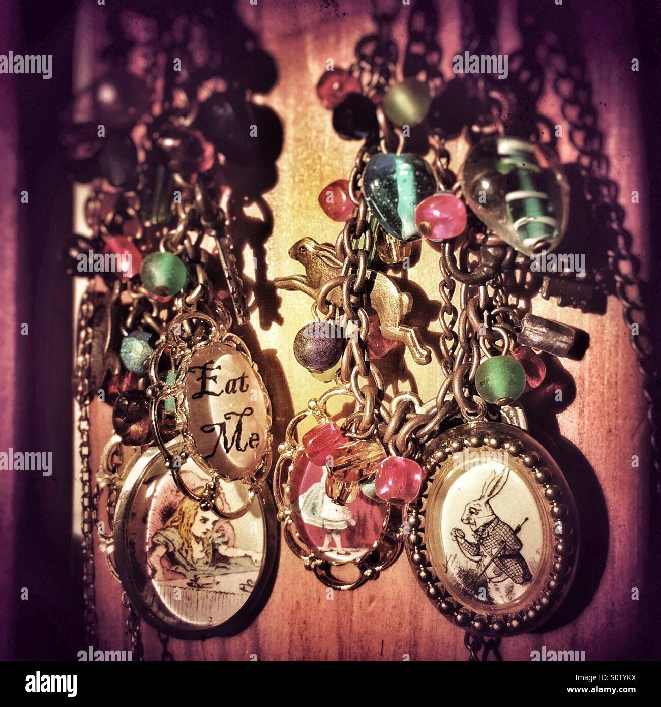 Alice im Wunderland Thema Schmuck Stockfoto