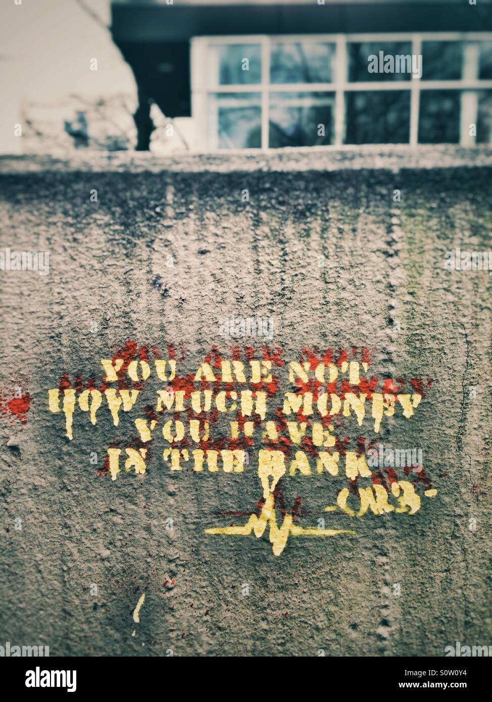 Sie sind nicht, wie viel Geld haben Sie in der Bank-Graffiti im Berliner Bezirk Kreuzberg Stockfoto