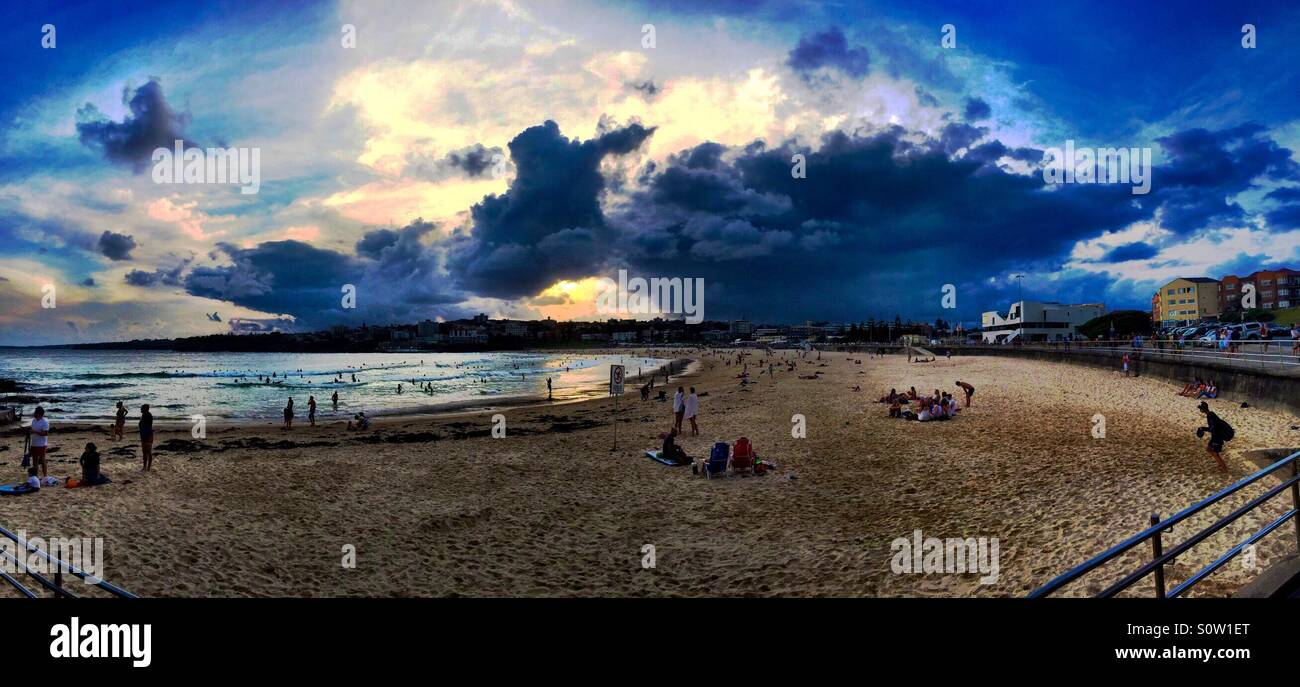 Bondi Beach Sturm naht - Smartphone-aufgenommenes Stockfoto