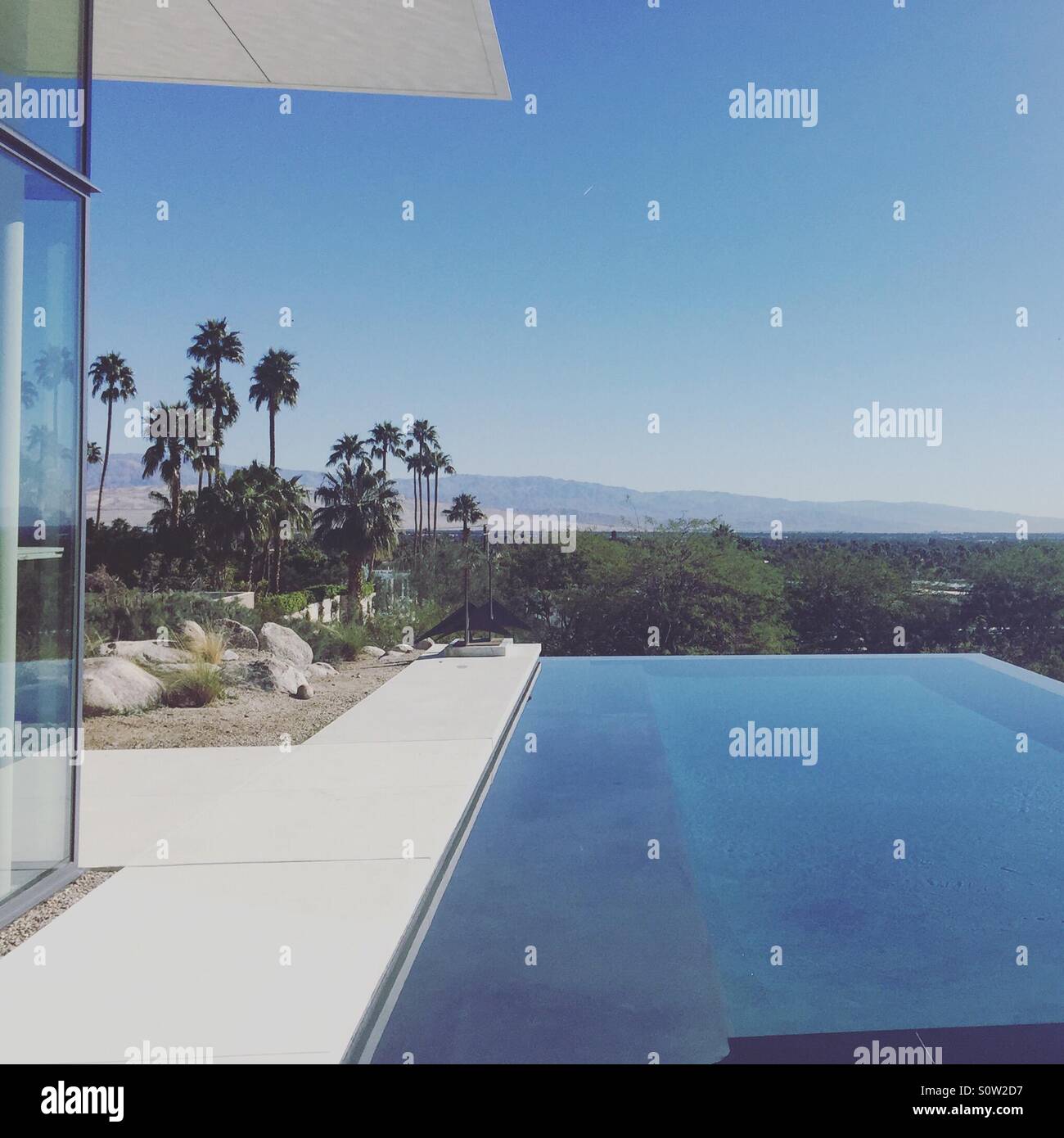 Infinity-Pool neben modernen Haus mit Aussicht. Stockfoto