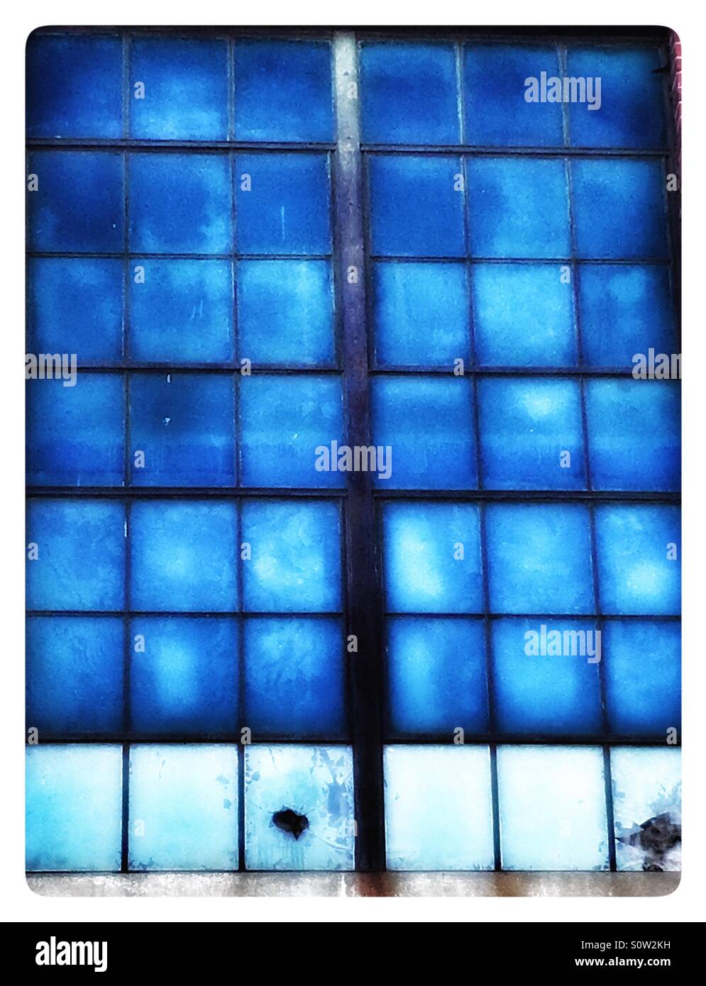 Blaue verglaste Fenster Stockfoto