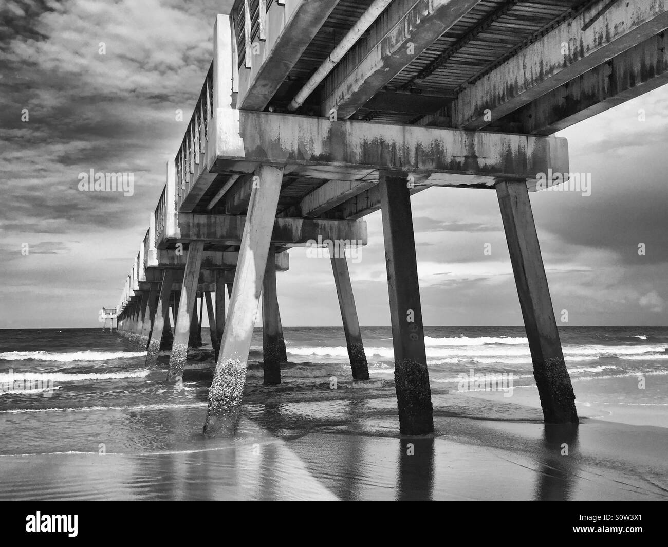 Jacksonville Beach Florida USA Pier in Schwarz und Weiß auf einen ruhigen Sommer Tag. Stockfoto