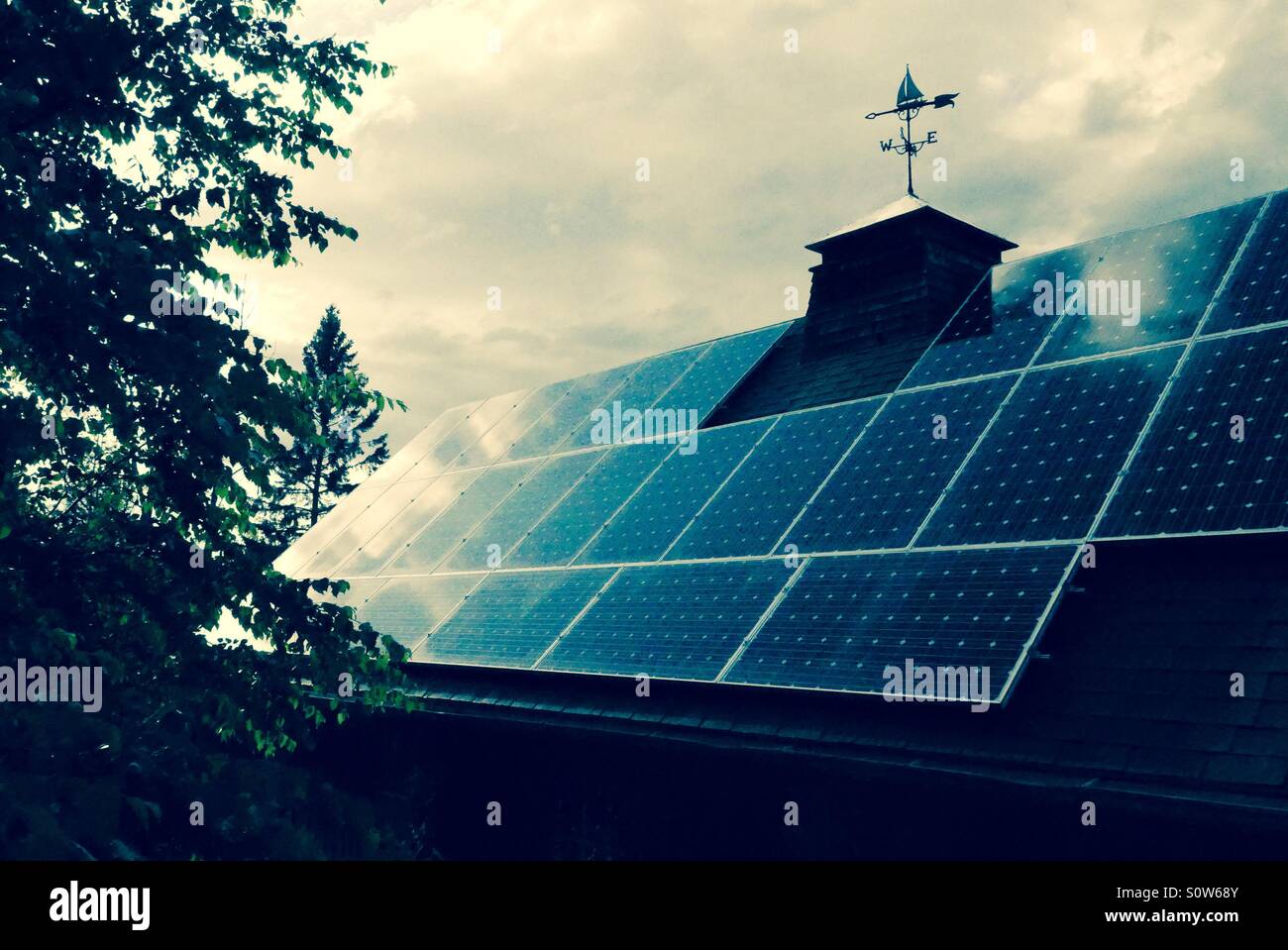 Solar-Panels auf Scheune Stockfoto