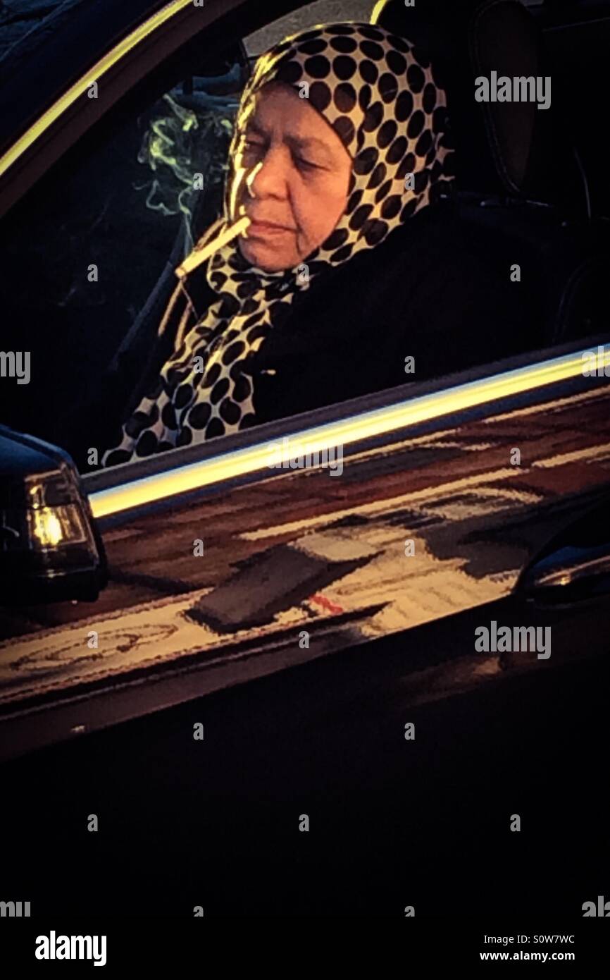 Frau Rauchen im Auto. Stockfoto