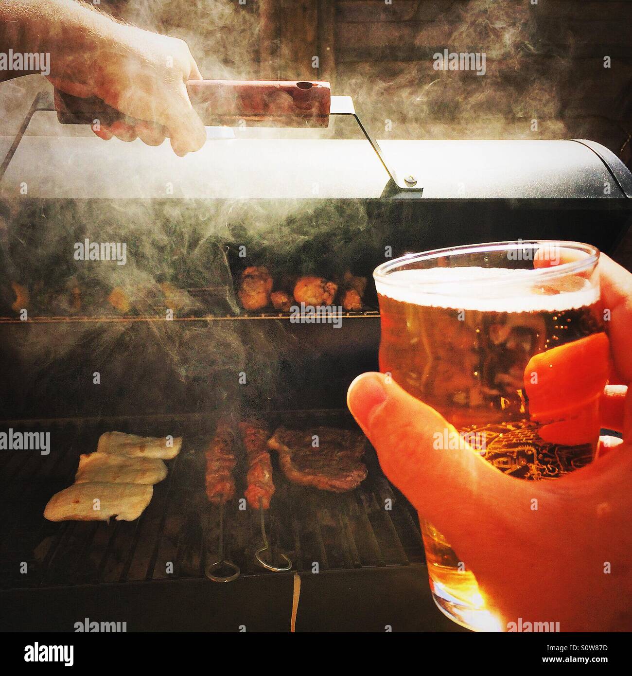 Bier und Grill - Smartphone-aufgenommenes Stockfoto