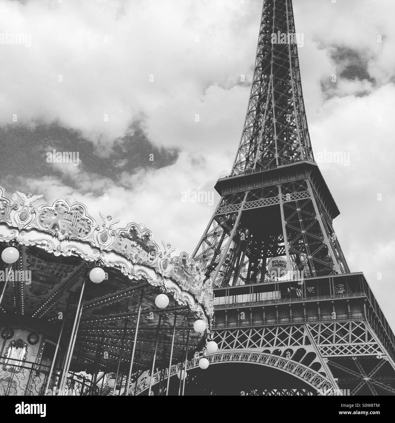 Der Eiffel-Turm und ein Karussell in Paris Stockfoto