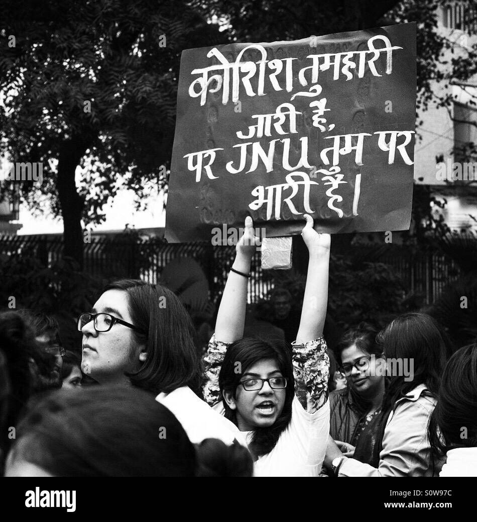 Eine Mädchen mit Slogan auf einem Plakat auf dem Protestmarsch organisiert von JNU Studenten gegen die Verhaftung von Kanhaiya Kumar in Sedierung Gebühren in New Delhi, Indien Stockfoto