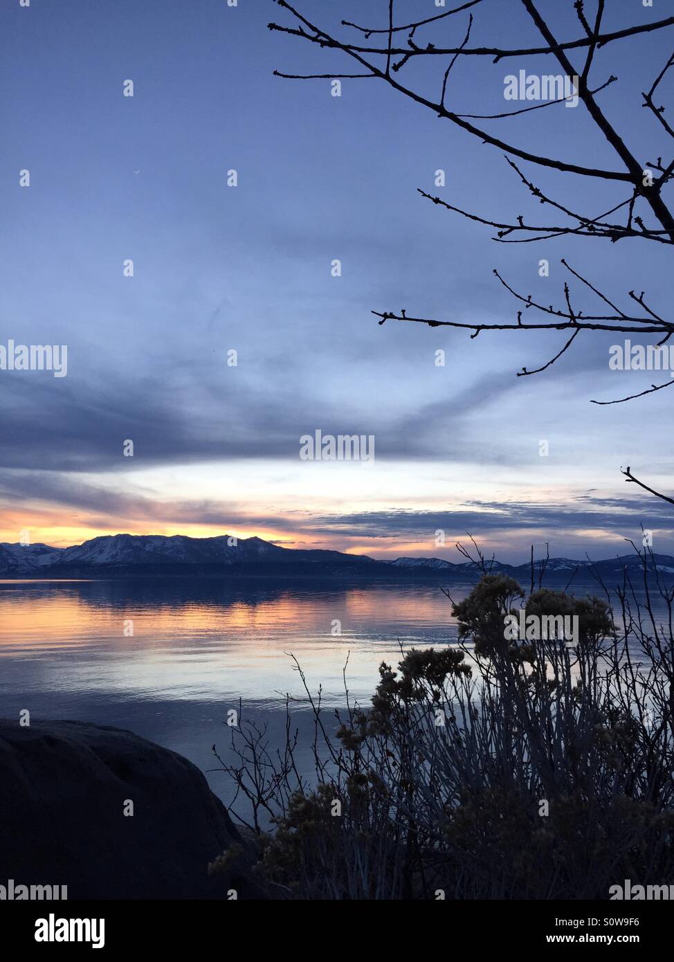Perfekten Sonnenuntergang bei Cave Rock in Lake Tahoe. Stockfoto