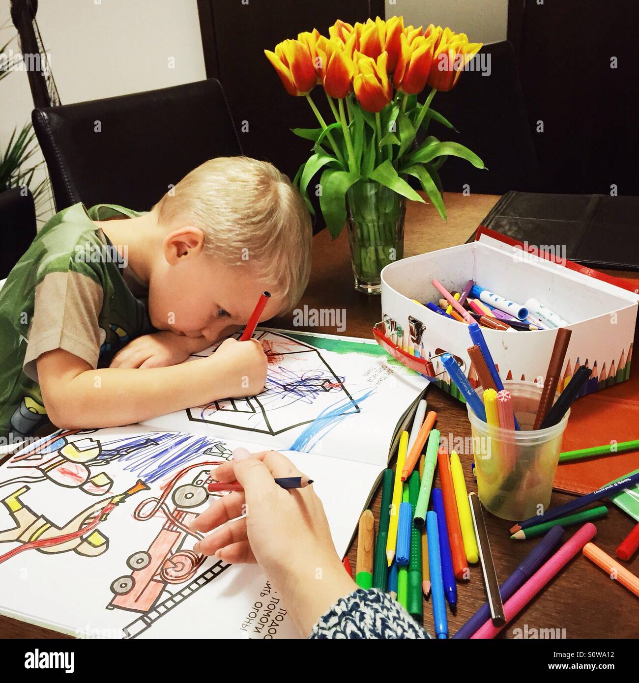 Kleiner Junge eine Farbe Malbuch Stockfoto