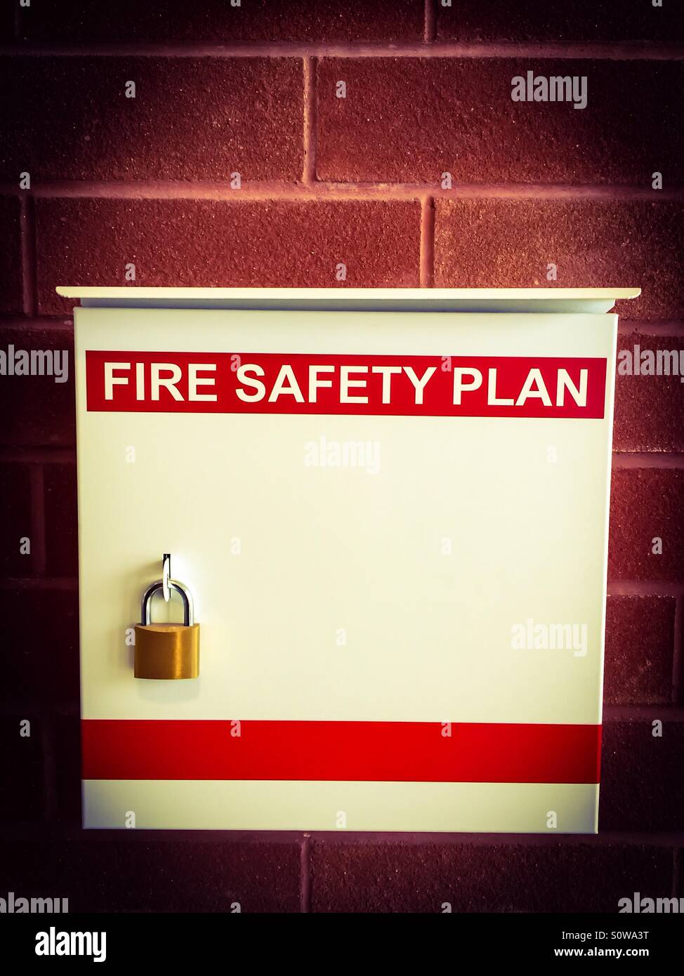 Brandschutzplan in einem verschlossenen Kasten, der an einer Wand in einem Gebäude in Ontario, Kanada, befestigt ist. Eindeutig nicht für den sofortigen Einsatz im Notfall vorgesehen. - Smartphone-aufgenommenes Stockfoto