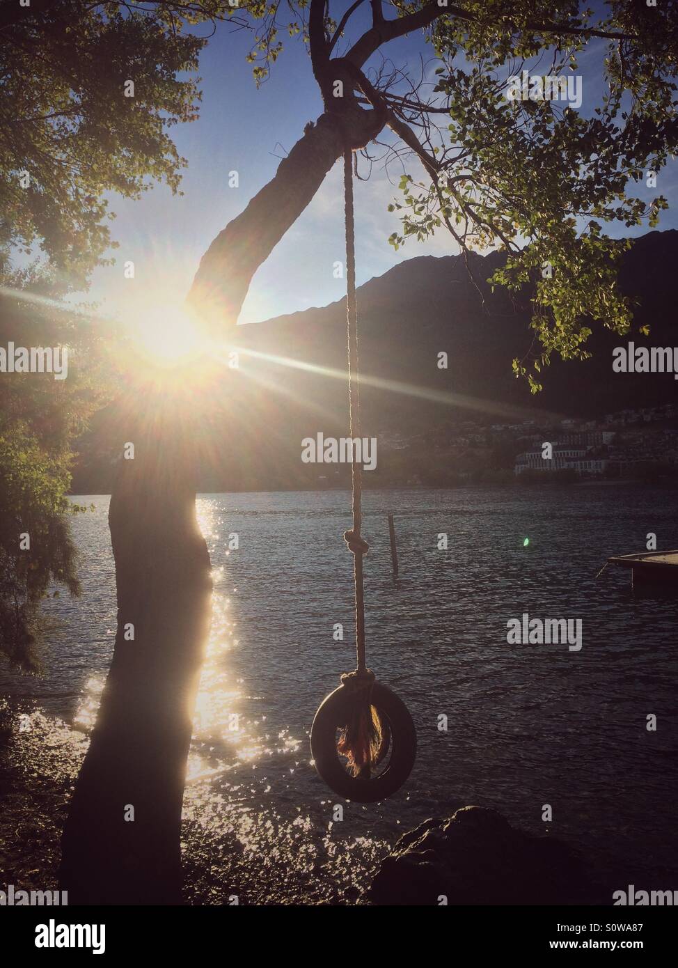 Reifenschaukel über See - Smartphone-aufgenommenes Stockfoto