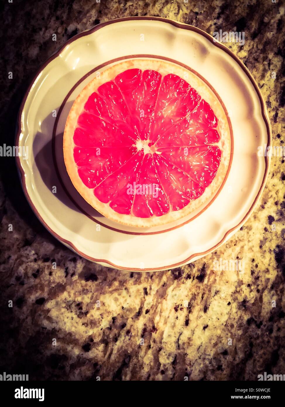 Eine halbe rote grapefruit - Smartphone-aufgenommenes Stockfoto