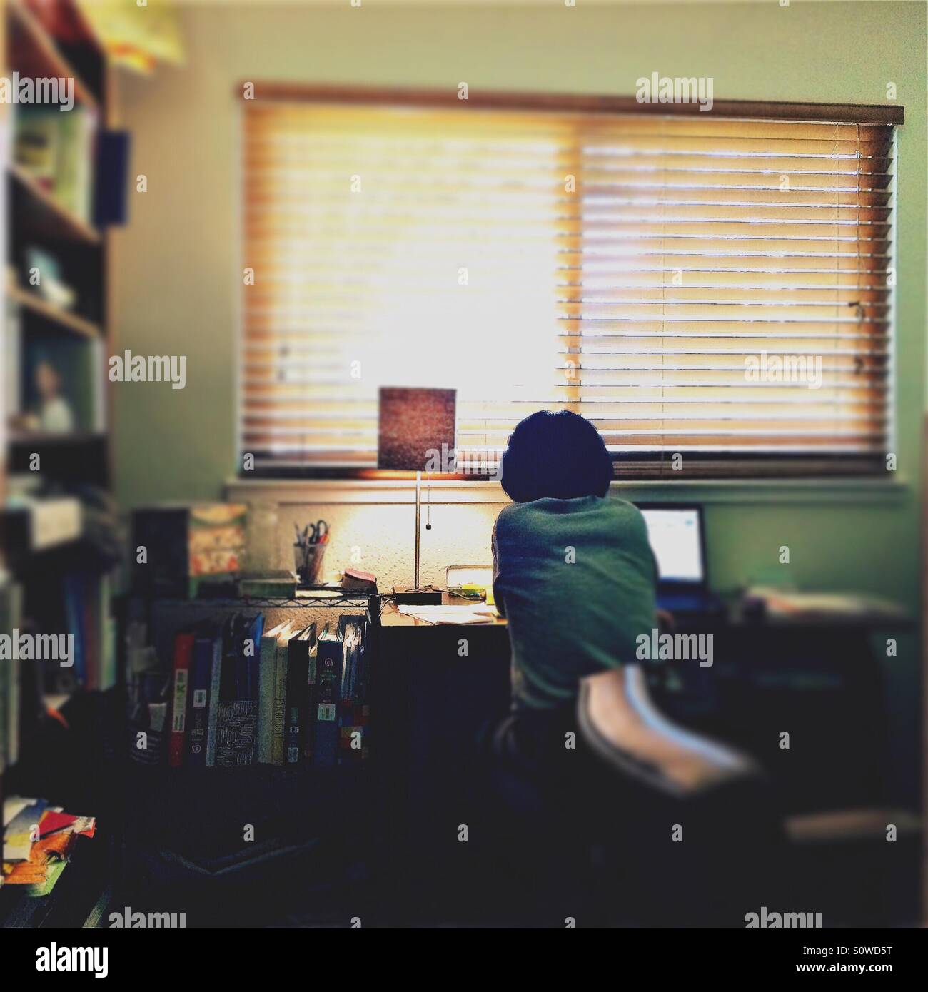 Eine asiatische Frau arbeitet von zu Hause in ihrem Büro. - Smartphone-aufgenommenes Stockfoto