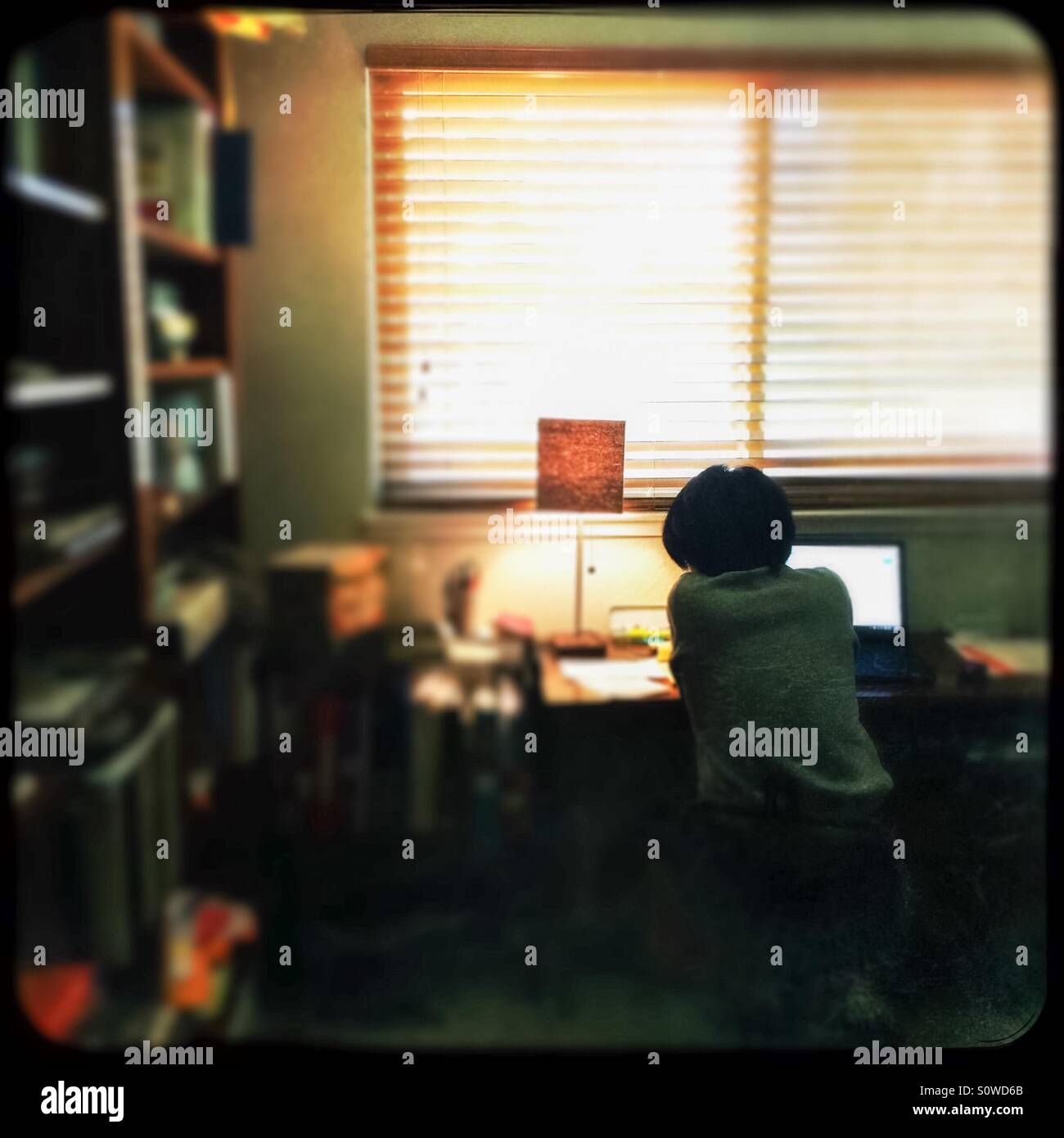 Eine asiatische Frau arbeitet von zu Hause in ihrem Büro. - Smartphone-aufgenommenes Stockfoto