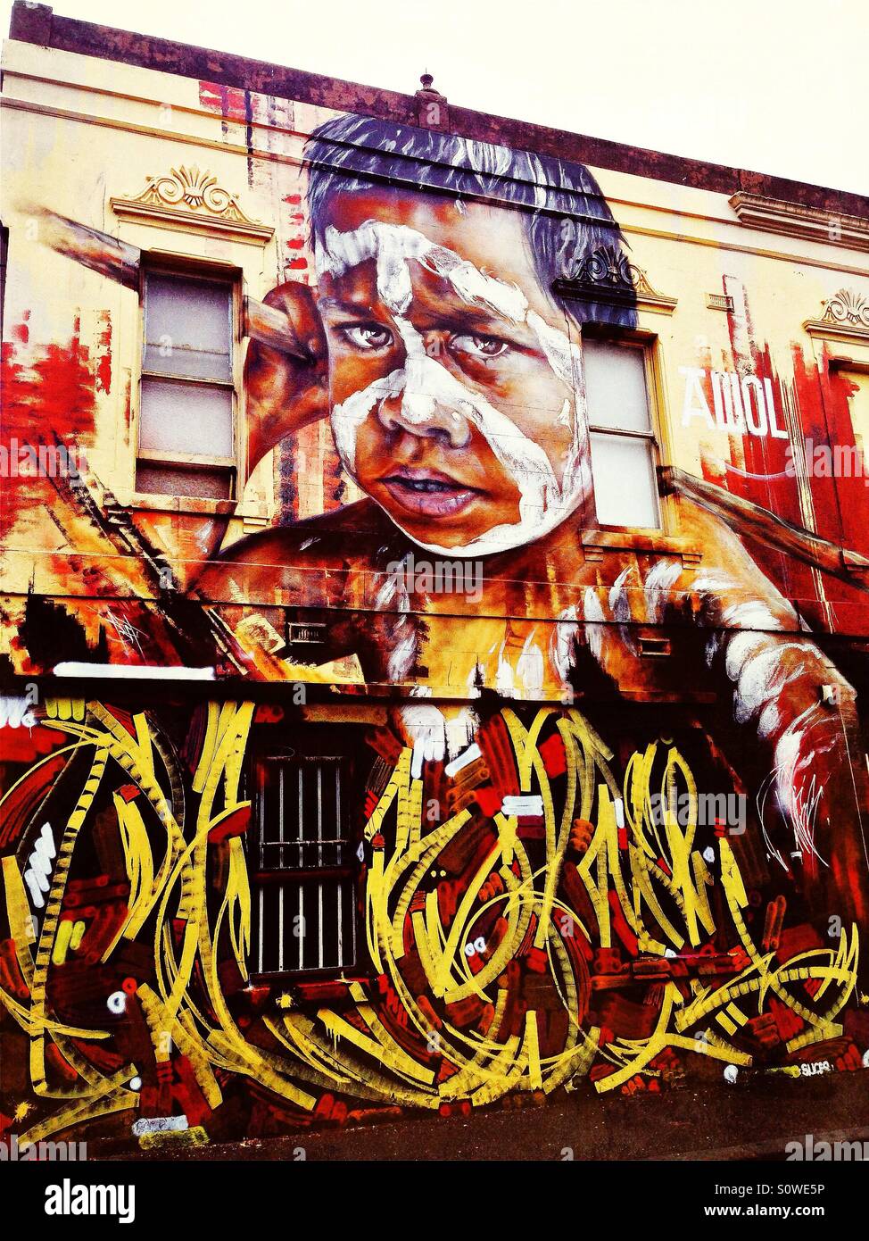 Straßenkunst auf Gebäude des australischen indigenen junge mit Bemalung in Melbourne - Smartphone-aufgenommenes Stockfoto