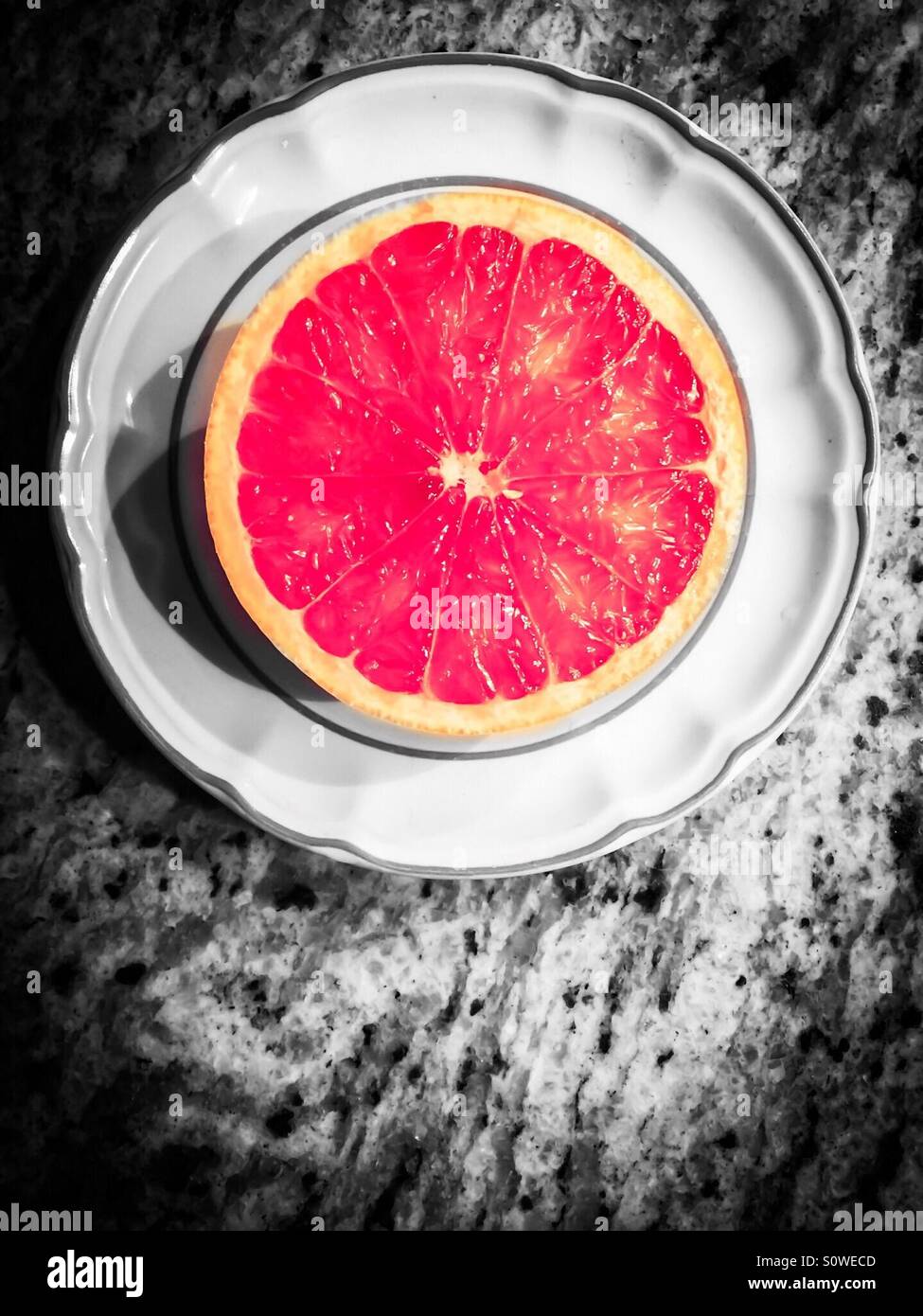 Rote Grapefruit selektive Farbkorrektur - Smartphone-aufgenommenes Stockfoto