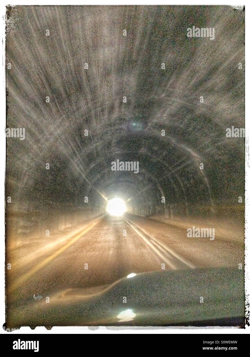 Durch Tunnel fahren. - Smartphone-aufgenommenes Stockfoto