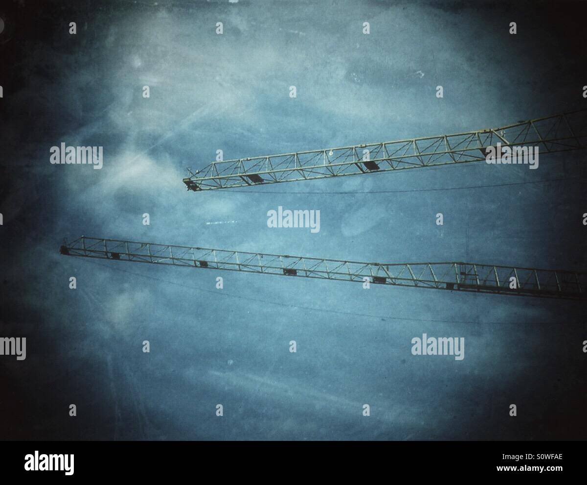 Zwei Baukräne - Smartphone-aufgenommenes Stockfoto