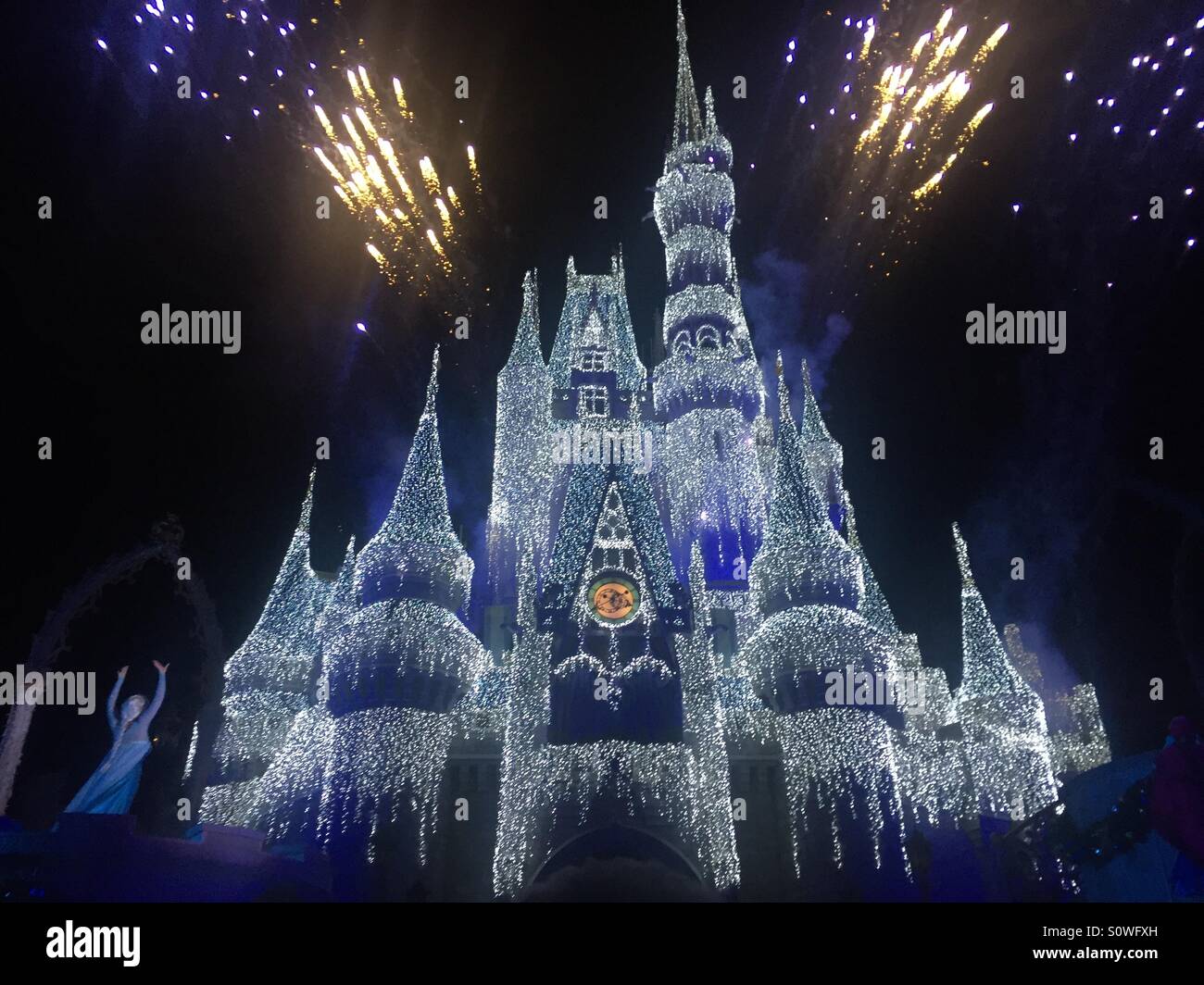 Disney castle weihnachtsbeleuchtung -Fotos und -Bildmaterial in hoher  Auflösung – Alamy