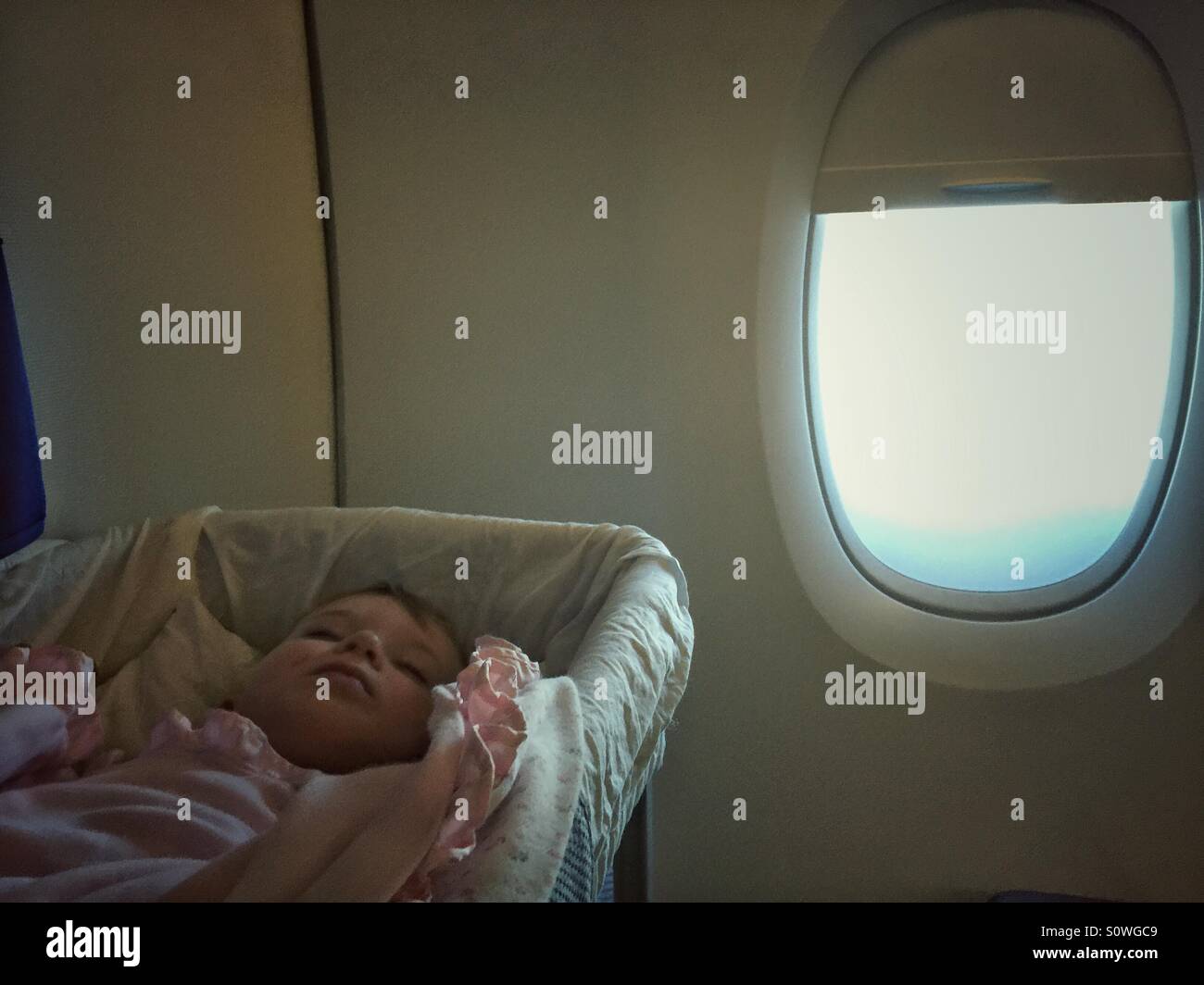 Baby schlafen im Flugzeug Stockfoto