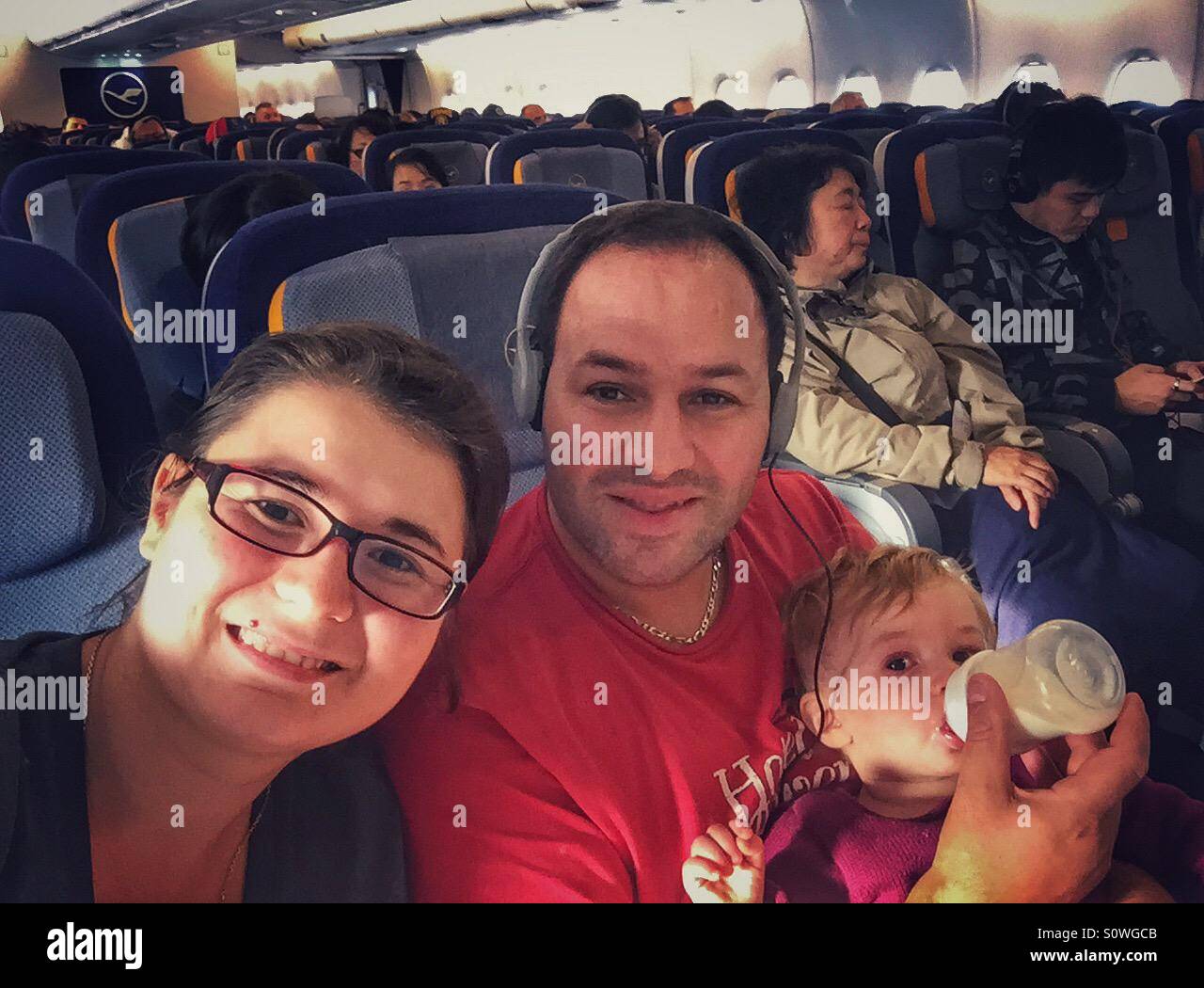 Familie, Reisen im Flugzeug Stockfoto