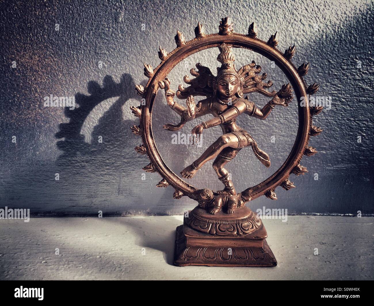 Bronzeskulptur von tanzenden Hindu-Gottheit Shiva - Smartphone-aufgenommenes Stockfoto Bronzeskulptur von tanzenden Hindu-Gottheit Shiva - Smartphone-aufgenommenes Stockfoto
