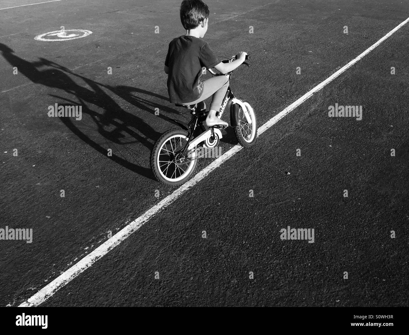 Kleinkind Reiten Fahrrad Stockfoto