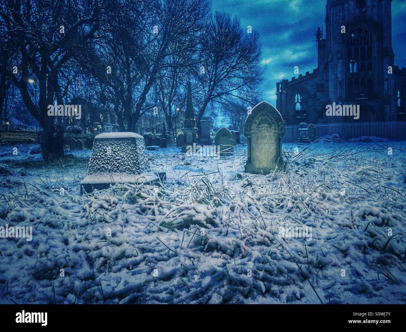 Friedhof mit Schnee bedeckt Stockfoto