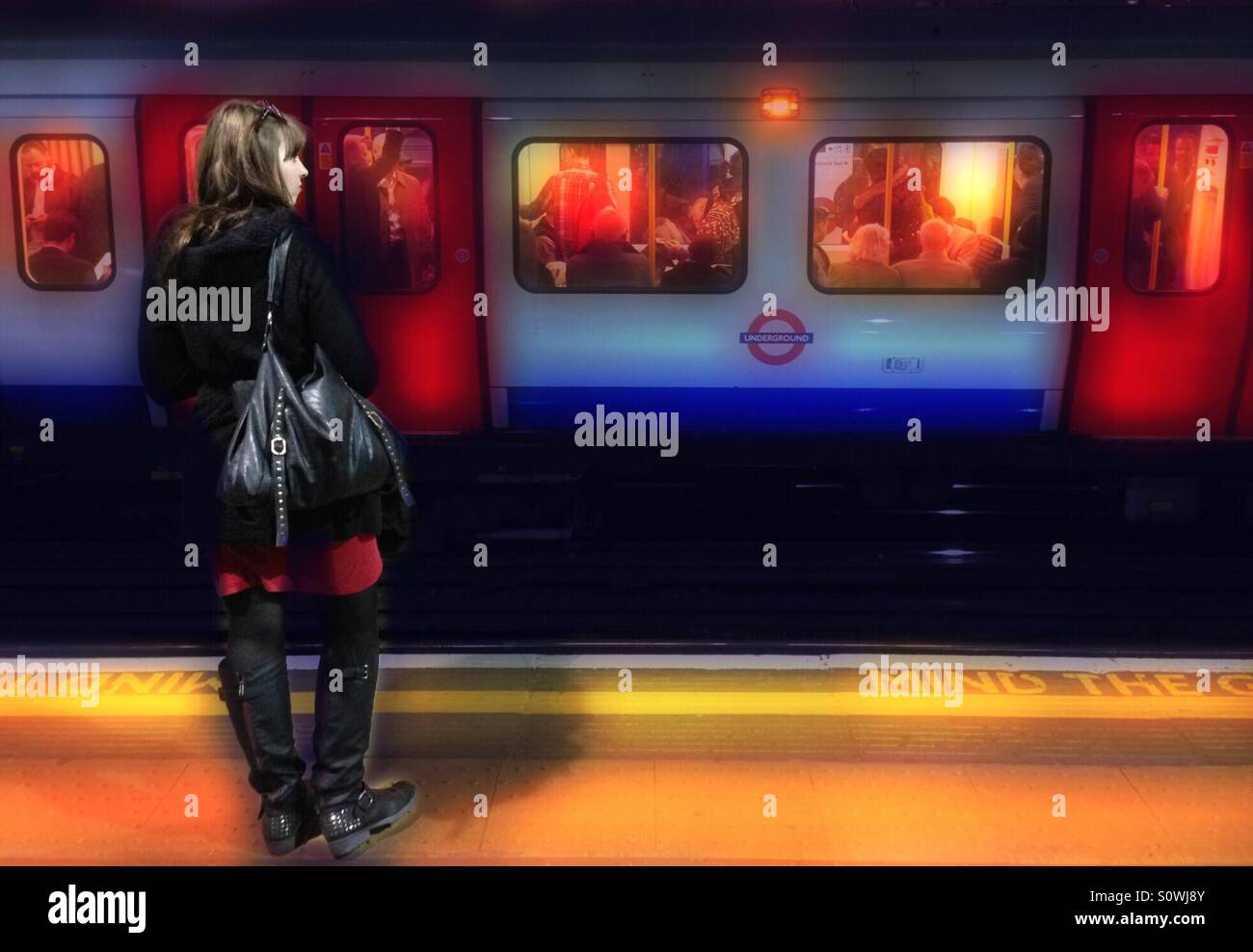 Passagier wartet für Rohr an der Station Barbican, London Stockfoto