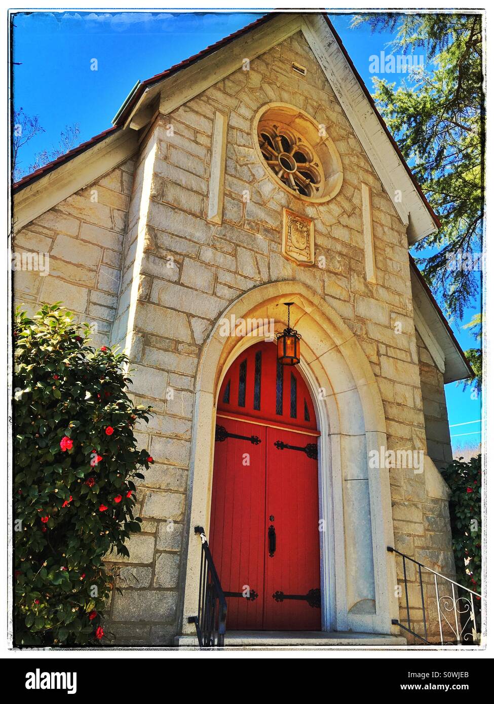 Kirche-Front mit roten Türen Stockfoto