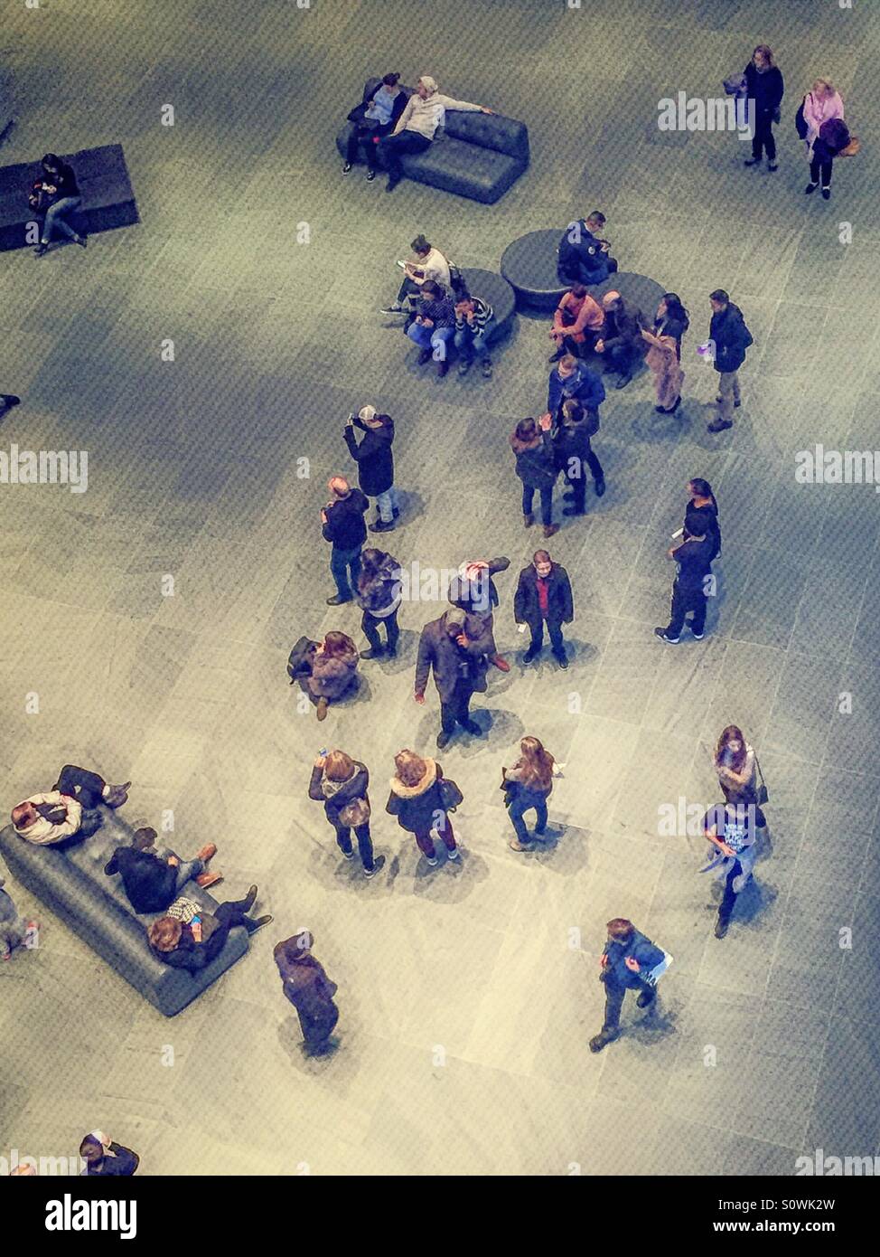 Menschen versammelten sich in einem Museum Atrium von oben geschossen Stockfoto