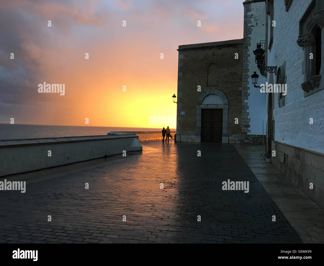 Romantischen Spaziergang nach Regen bei Sonnenuntergang in Sitges, Spanien Stockfoto