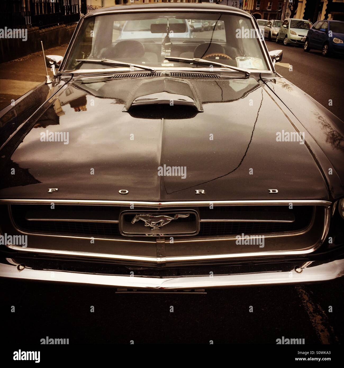 Ford Mustang Oldtimer Parken auf einer Straße in Dublin Irland - Smartphone-aufgenommenes Stockfoto