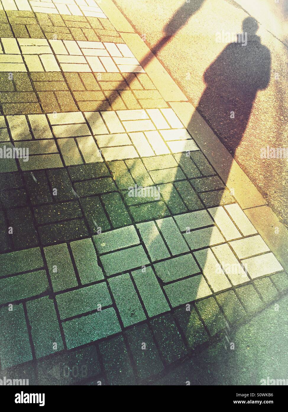 Die Straße überqueren - Smartphone-aufgenommenes Stockfoto