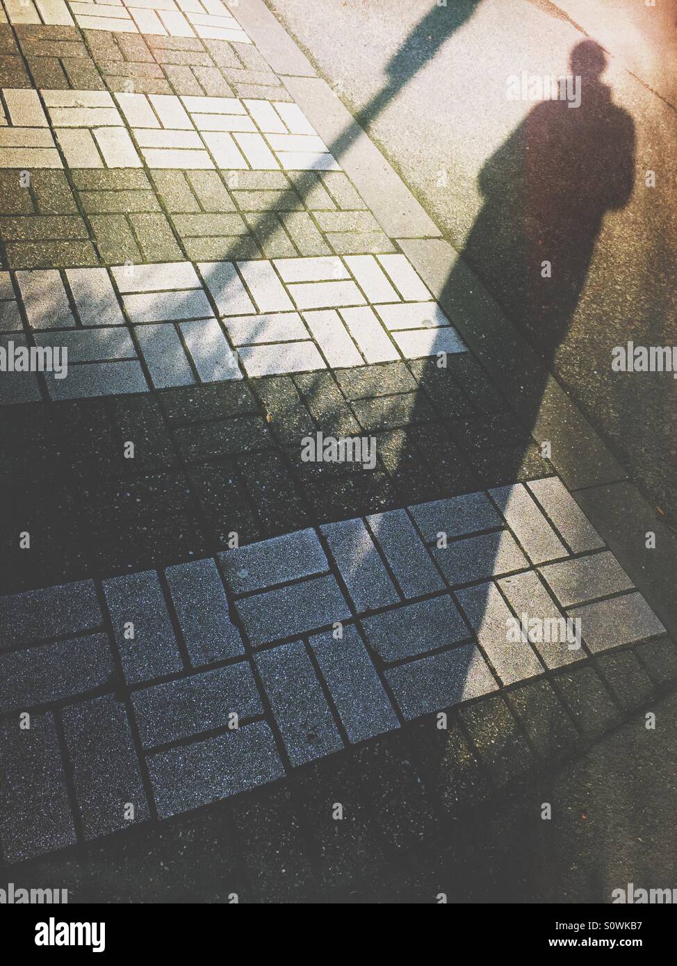 Die Straße überqueren - Smartphone-aufgenommenes Stockfoto