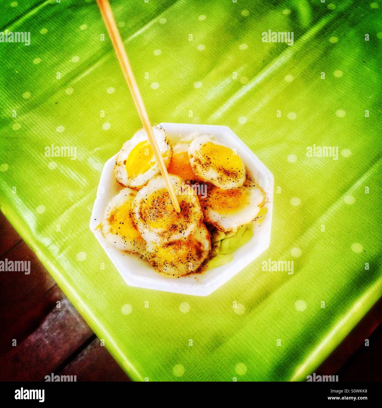 Wachtel-Spiegeleier snack in Thailand - Smartphone-aufgenommenes Stockfoto