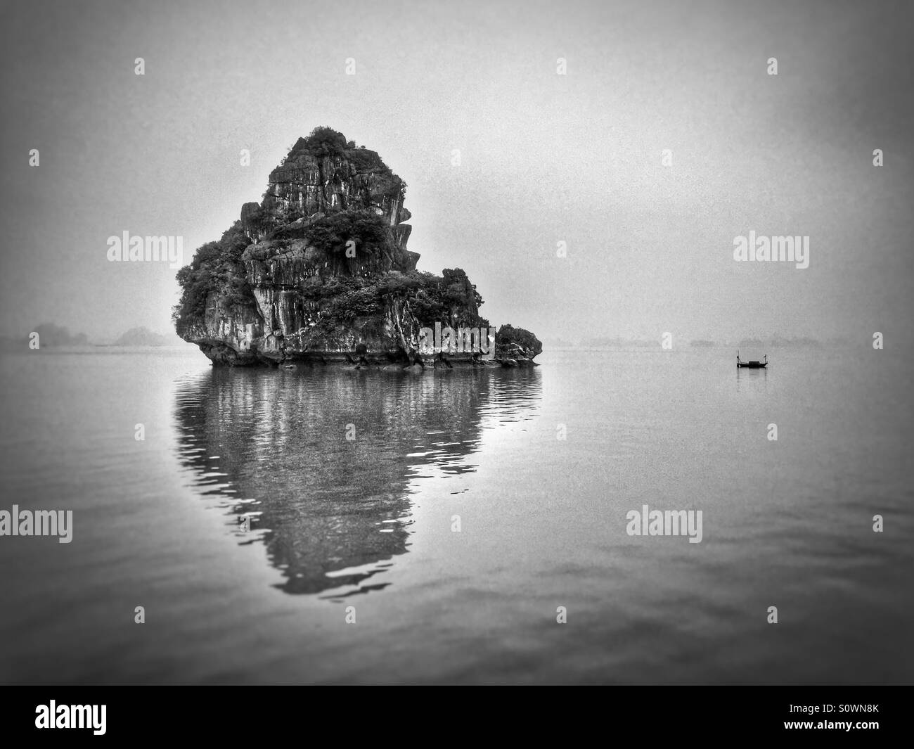 Halong Bucht Vietnam Natur Landschaft schwarz / weiß Stockfoto