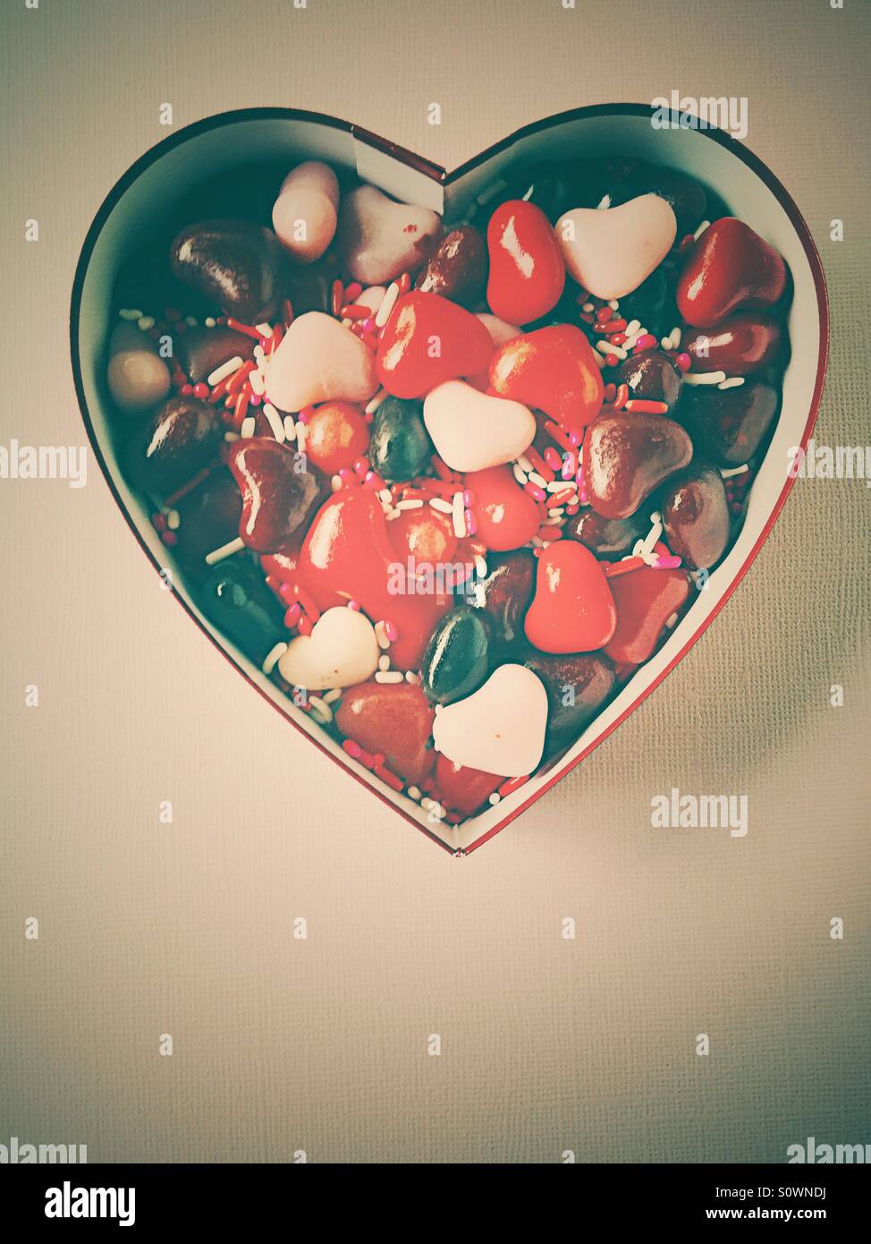 Valentine-Box mit Herz-Bonbons Stockfoto