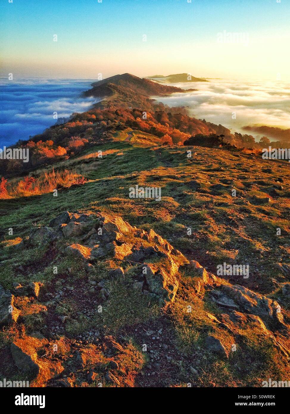 Malvern Hills oberhalb der Nebelgrenze - Smartphone-aufgenommenes Stockfoto