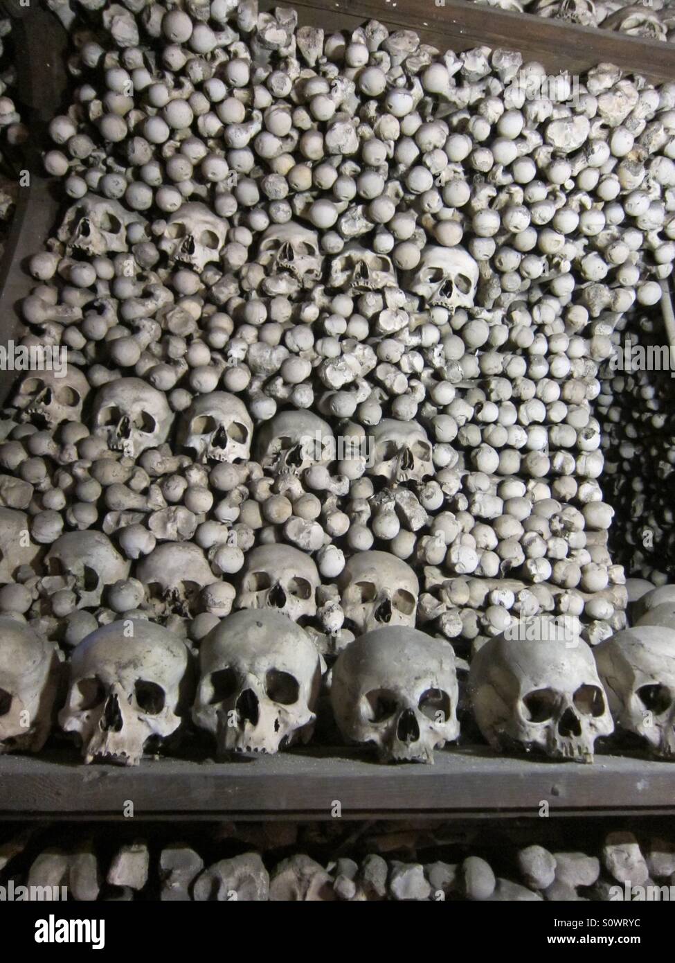 Die Knochen der Kirche die Überreste eines Pfarreien Anhänger rechts nach der schwarze Tod " Stockfoto