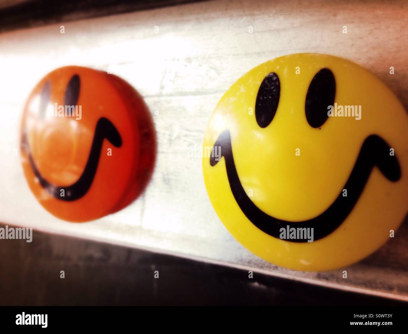Smiley-Magneten auf einem Metal Brett in der Schule Stockfoto