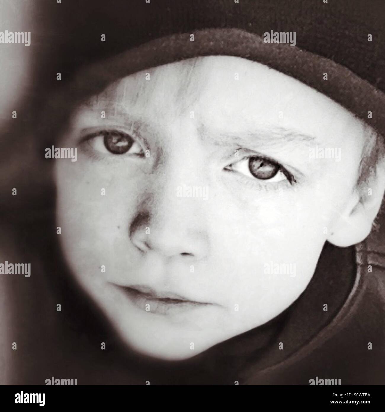 Jungen suchen verwirrt Stockfoto