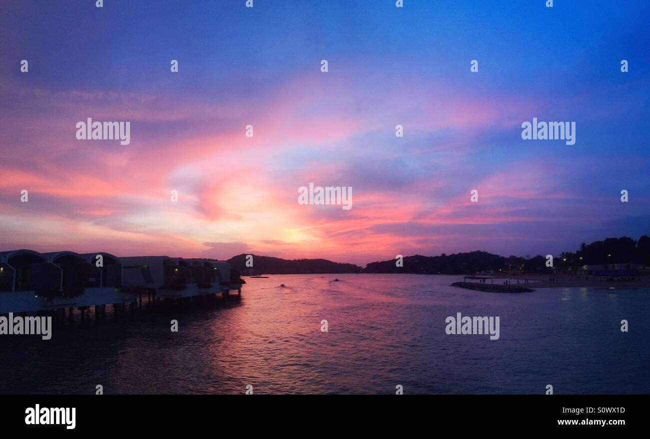 Blick auf den Sonnenuntergang von Hibiskus Lexis Port Dickson Malaysia - Smartphone-aufgenommenes Stockfoto