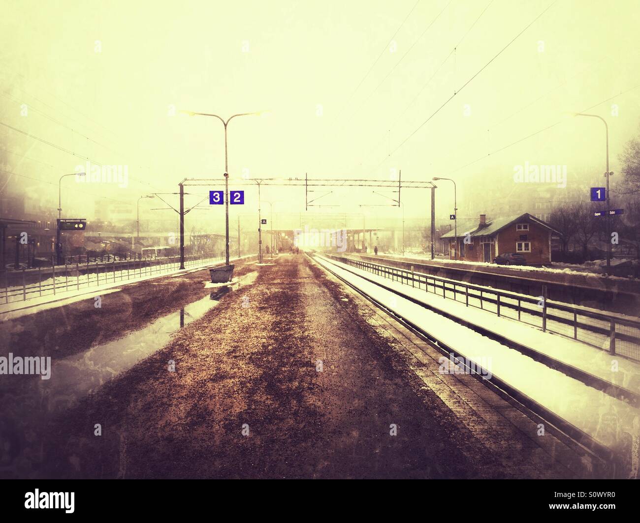 Morgennebel am Bahnhof Stockfoto