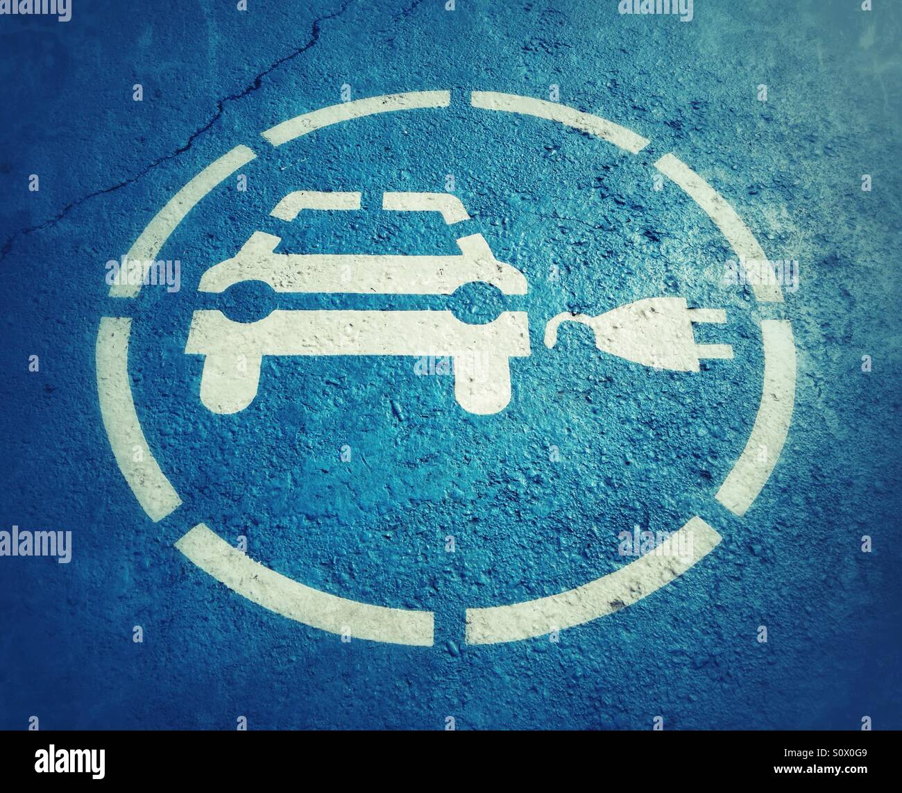 Elektro-Auto-Schild auf die Straße gemalt Stockfoto